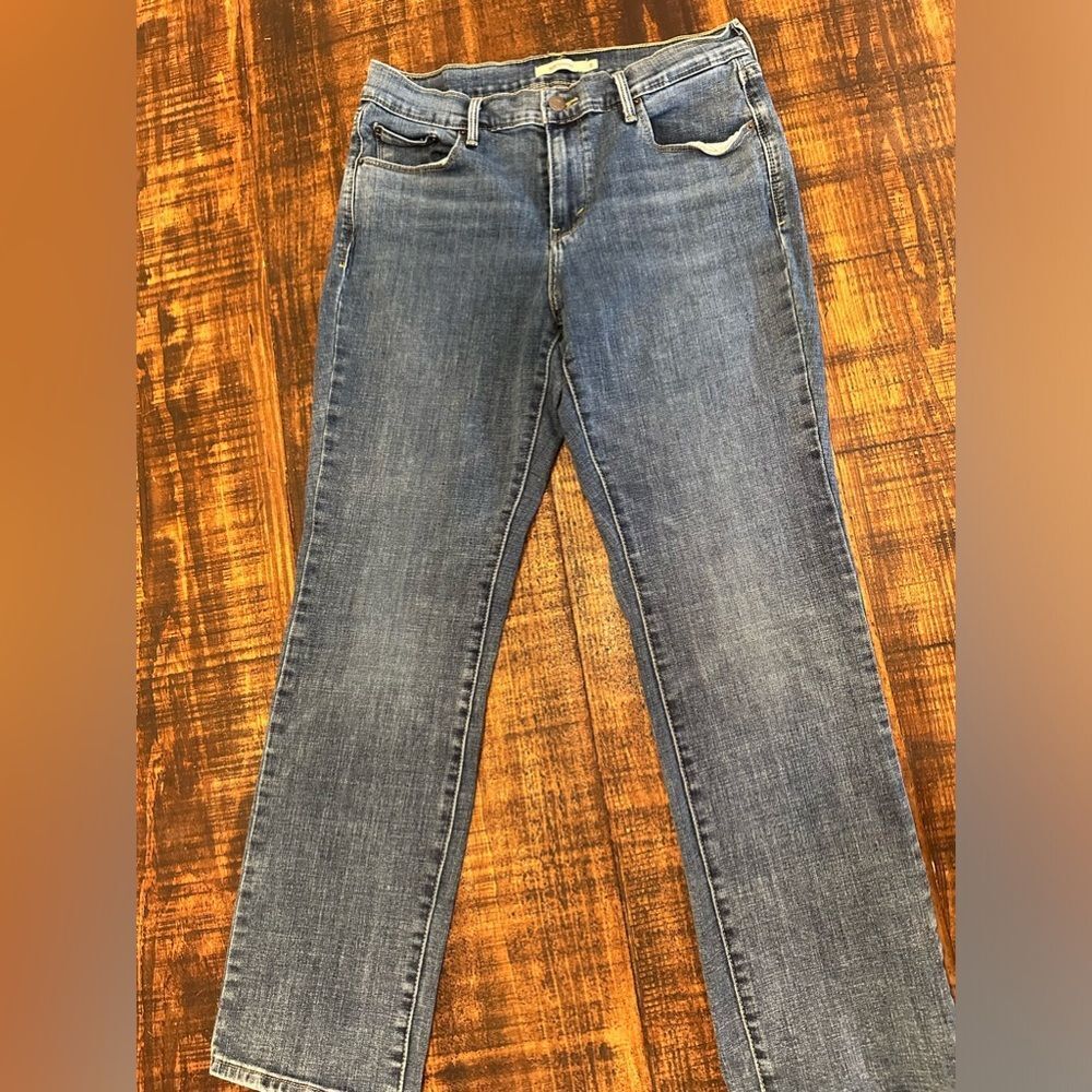 EUC- Women’s Levi’s 505 Straight Leg Jeans - Picture 2 of 3